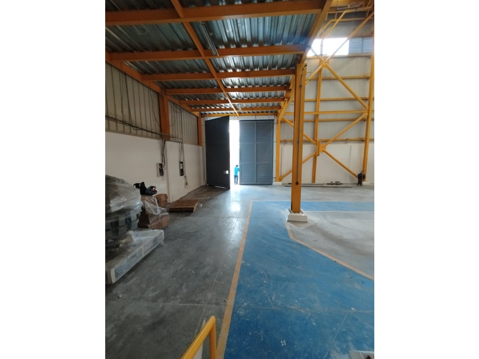 SE RENTA BODEGA COMERCIAL AVENIDA DEL POLLO - 2