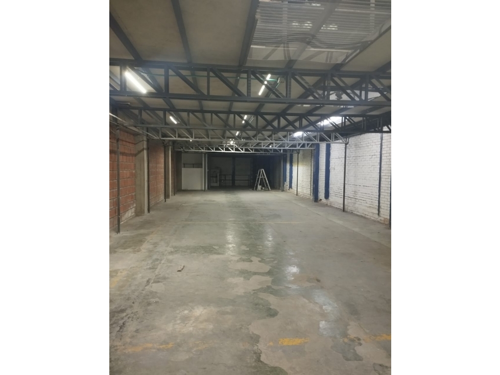 SE RENTA EXCELENTE BODEGA COMERCIAL EN DOSQUEBRADAS - 2