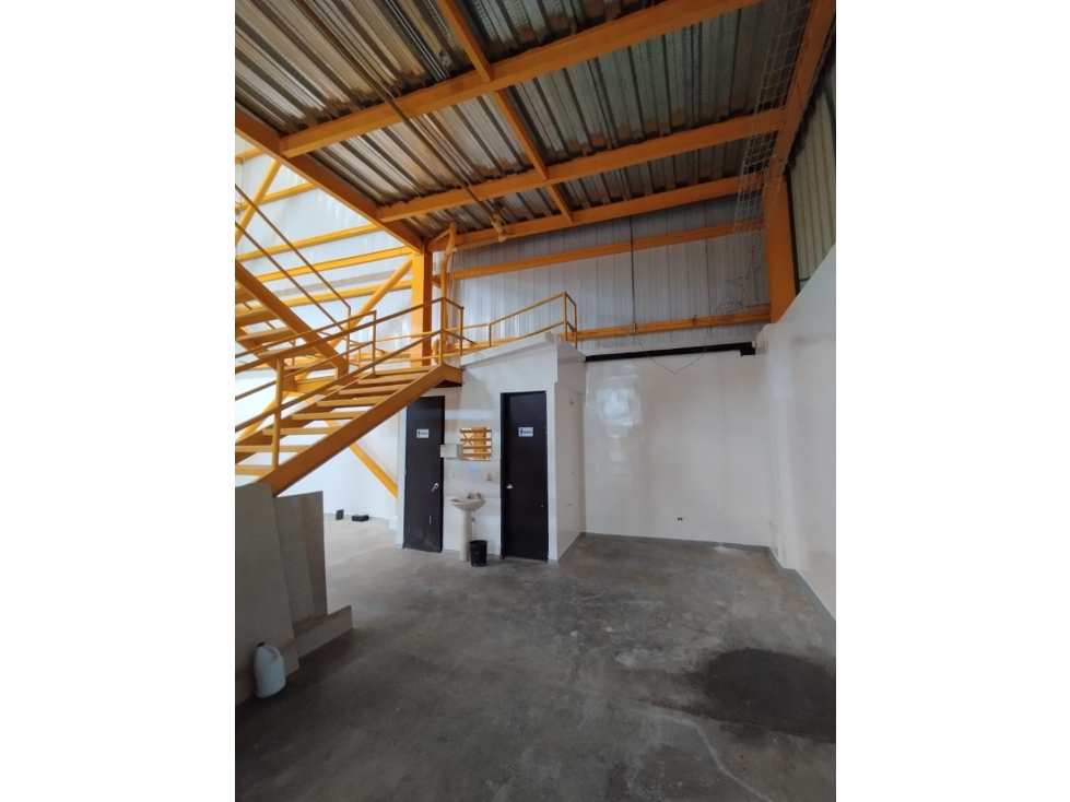 SE RENTA BODEGA COMERCIAL AVENIDA DEL POLLO - 3