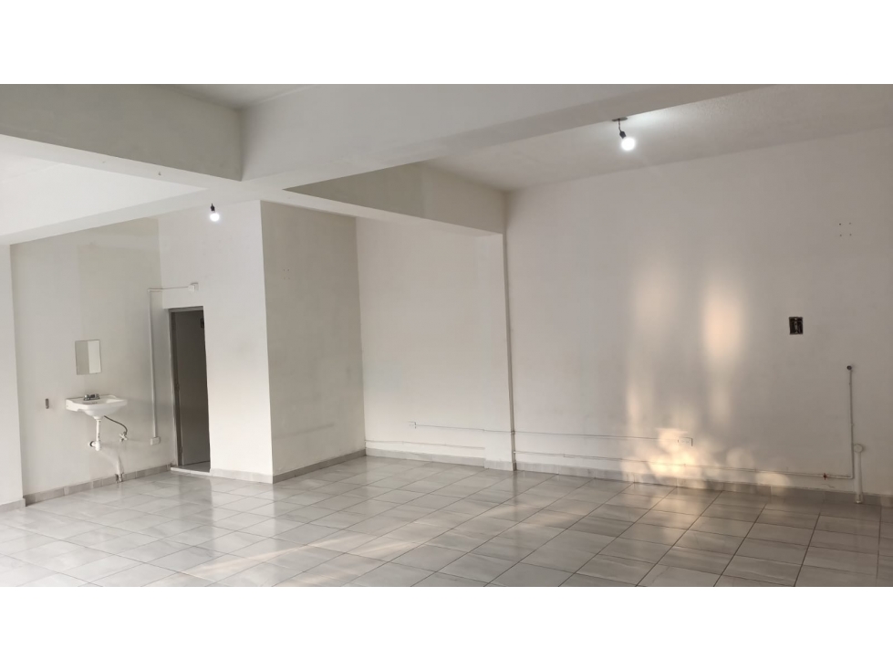 LOCAL COMERCIAL EN RENTA JUNTO A LA LINEA DE FUEGO - 1