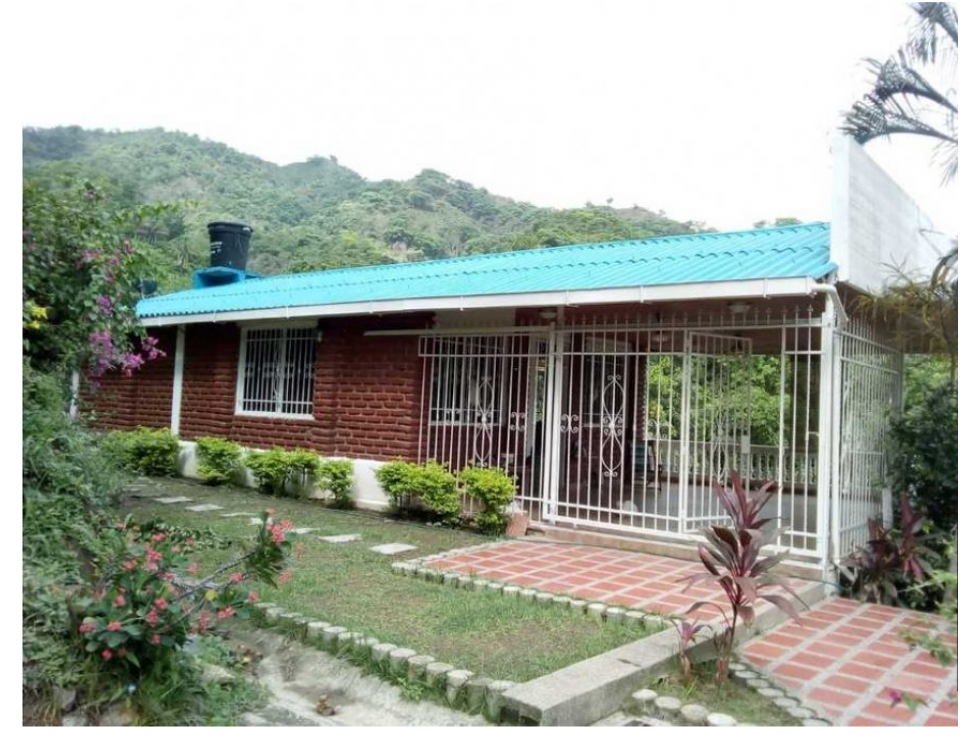 Casa campestre de 350m2 de 2 pisos, tigrera, vía a minca