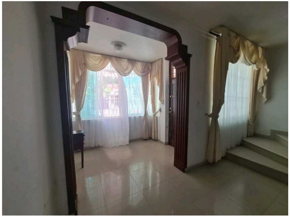 Se vende hermosa casa de 2 pisos, 207m2, el jardín