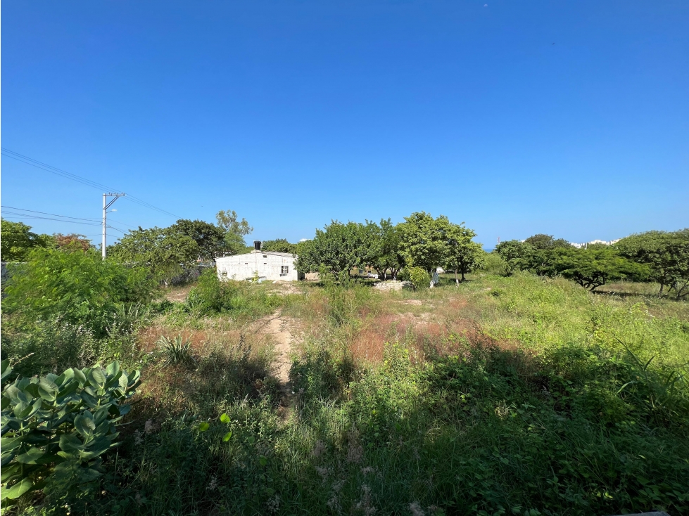 ¡Oportunidad! Lote comercial con casa en Vista Hermosa -G-40