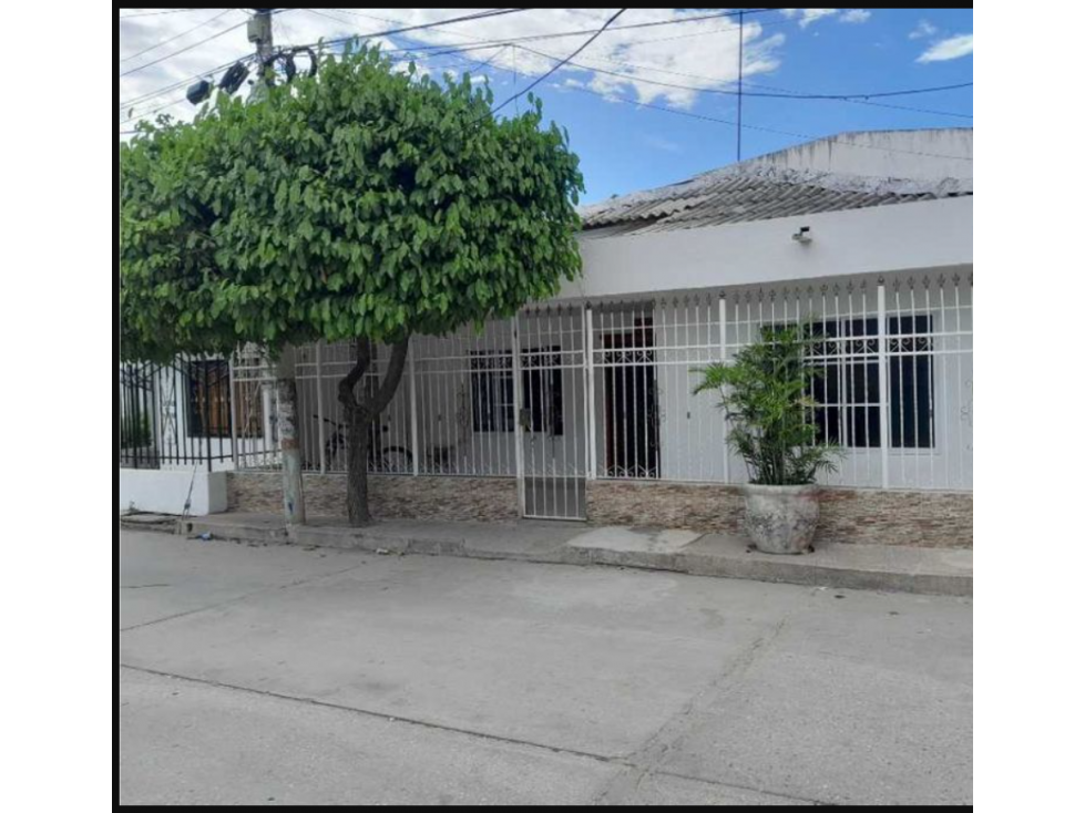 Amplia Casa Esquinera Remodelada en Los Olivos C-9