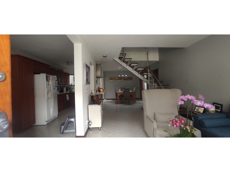VENTA CASA SABANETA SECTOR AVES MARIA PARTE ALTA