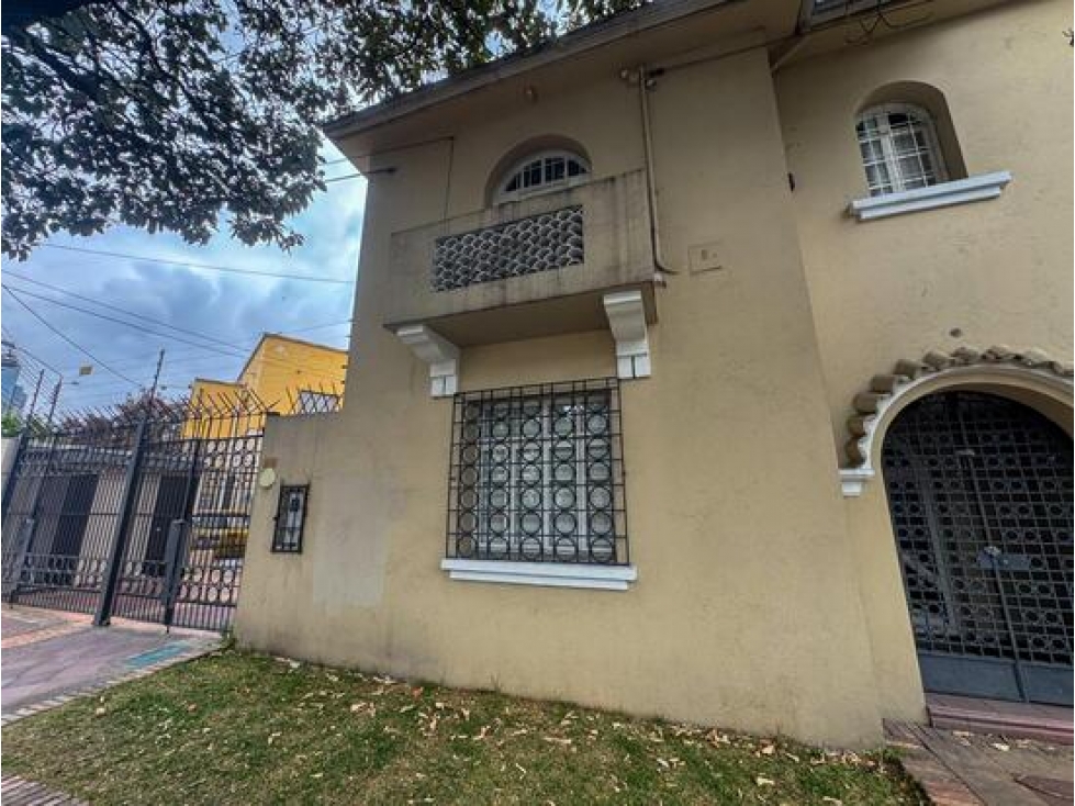 Oficina Remodelada con Arquitectura Clásica en Teusaquillo