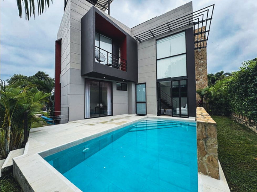 Vendo Casa moderna con piscina y vista natural, condominio en La Mesa.