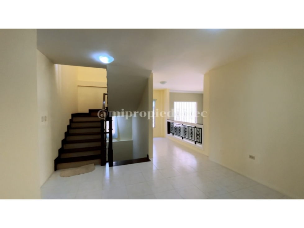 CASA AMPLIA EN URB MANTA 2000 - 2