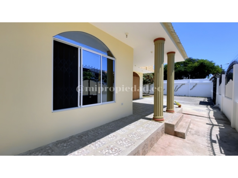 CASA AMPLIA EN URB MANTA 2000 - 5