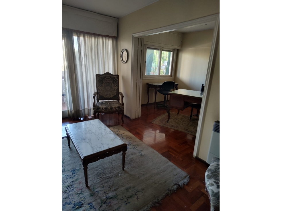 Amplio y versátil departamento con cochera en pleno centro de Mendoza