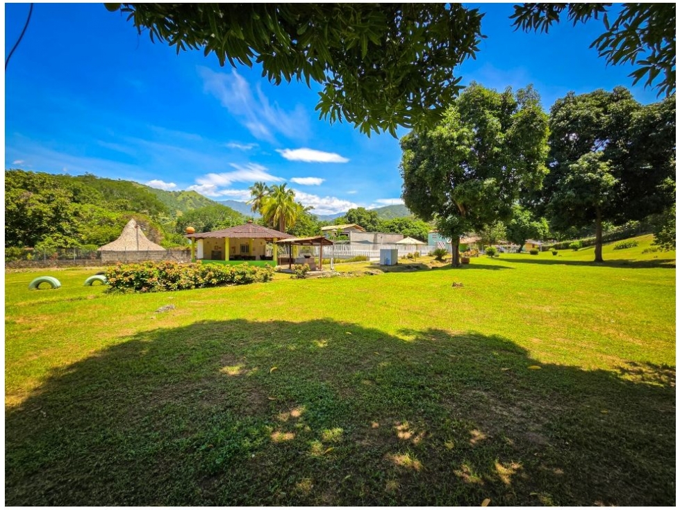 SE VENDE CASA LOTE EN SANTA FE DE ANTIOQUIA, MINUTOS DEL PARQUE - 2