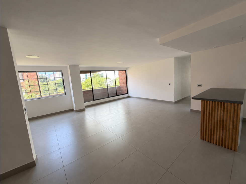 VENTA DE APARTAMENTO REMODELADO DE 145 M² EN EL POBLADO, MEDELLÍN