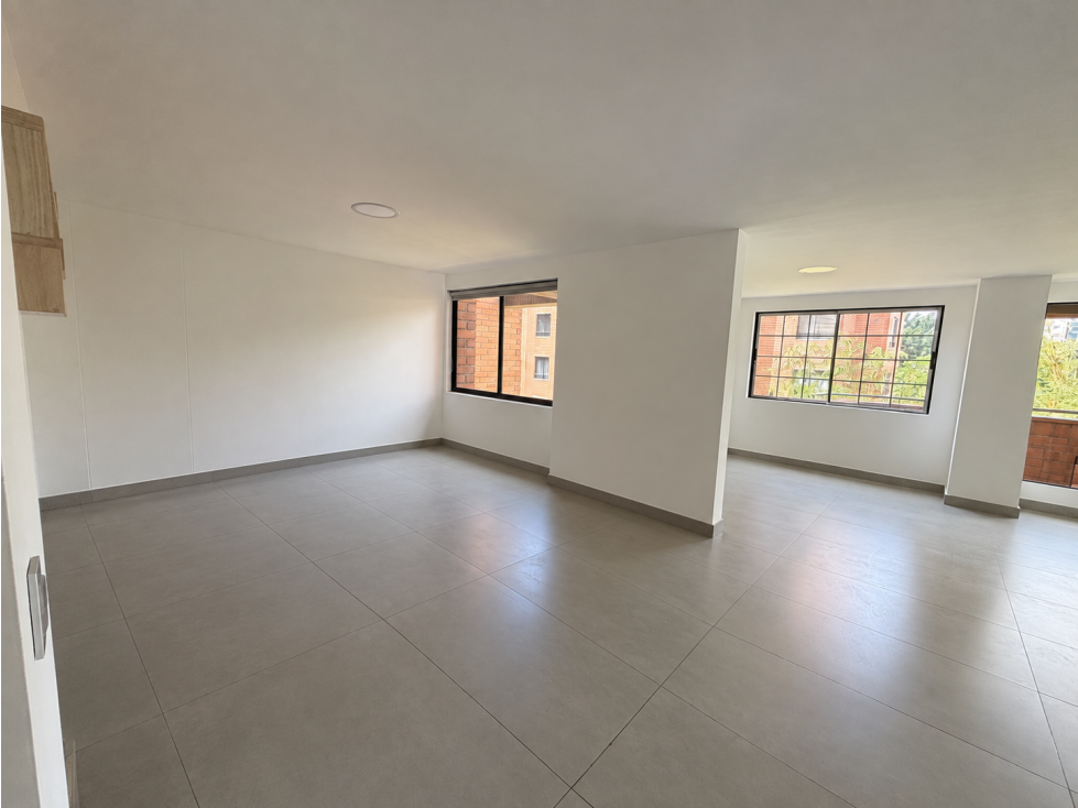 VENTA DE APARTAMENTO REMODELADO DE 145 M² EN EL POBLADO, MEDELLÍN — foto 2