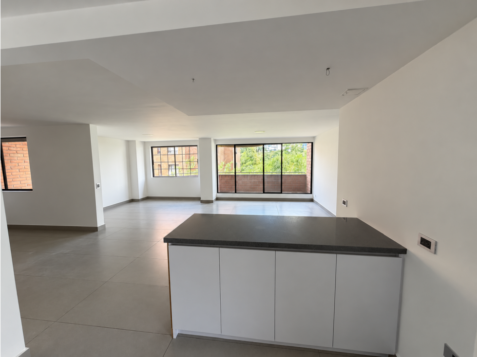 VENTA DE APARTAMENTO REMODELADO DE 145 M² EN EL POBLADO, MEDELLÍN — foto 3