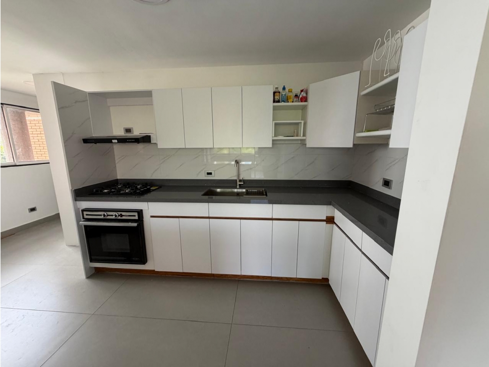 VENTA DE APARTAMENTO REMODELADO DE 145 M² EN EL POBLADO, MEDELLÍN — foto 4