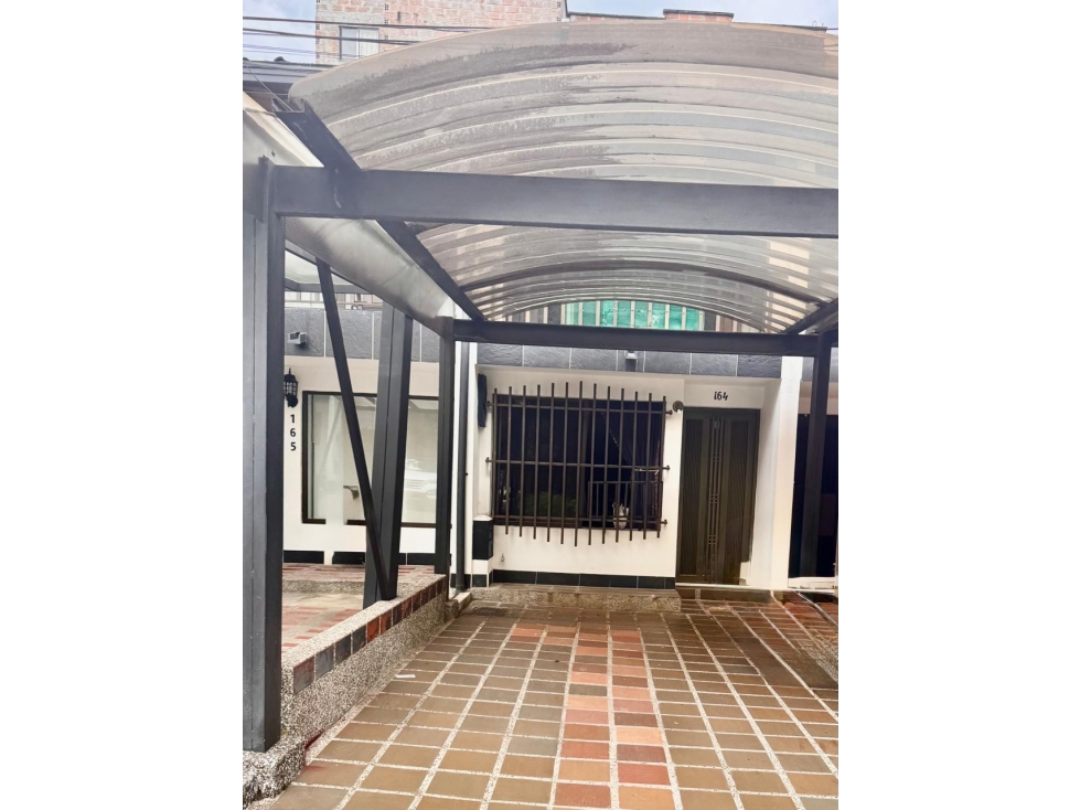 VENTA DE CASA EN ENVIGADO, LA PAZ 3 NIVELES, 4 ALCOBAS Y TERRAZA