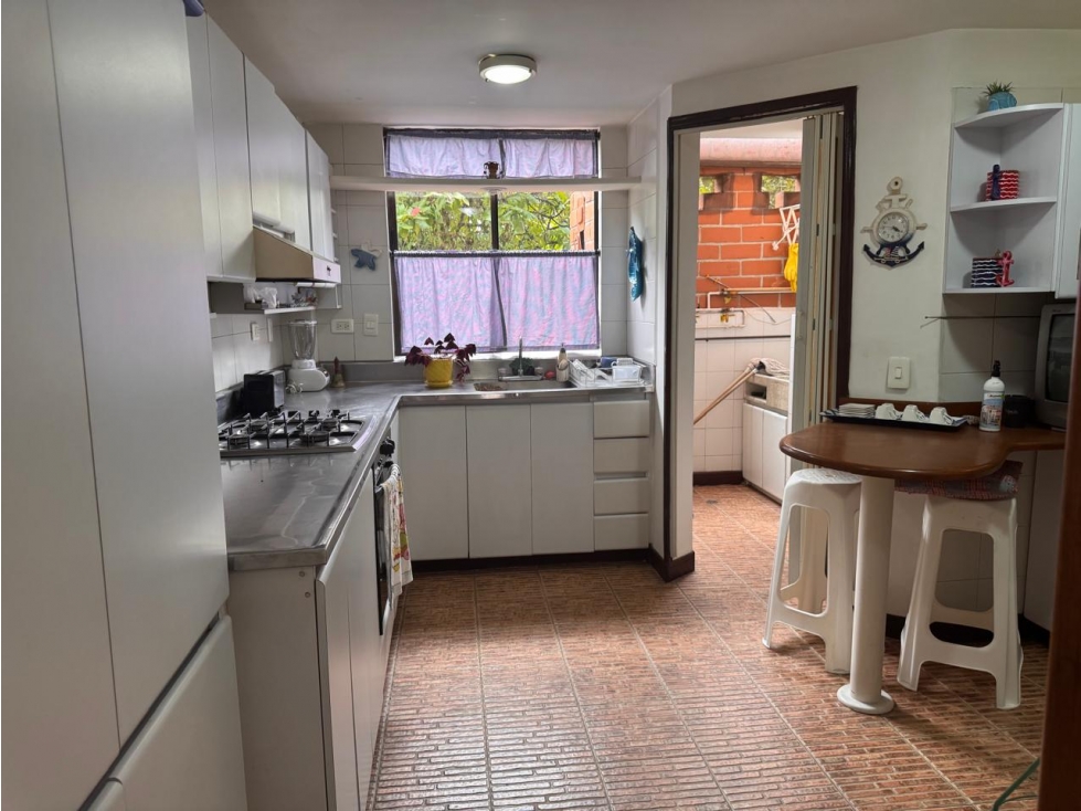 VENTA DE CASA ESQUINERA EN LA LOMA DEL ESCOBERO, ENVIGADO — foto 2