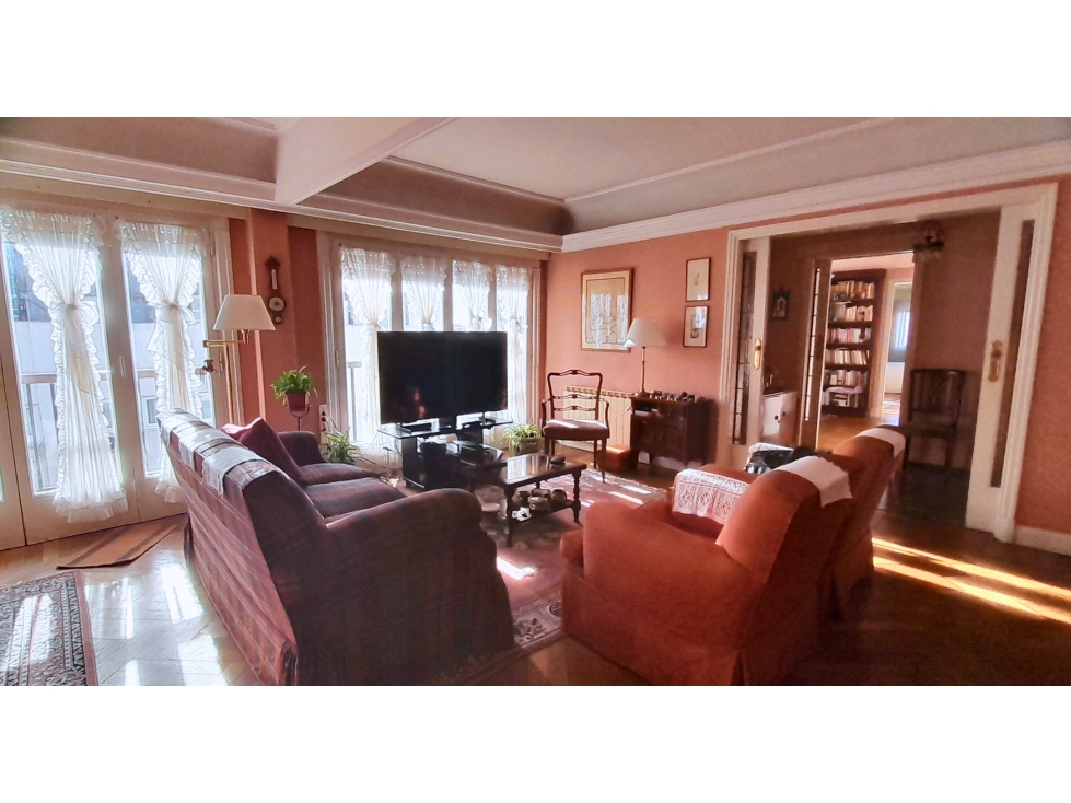 Espectacular en venta 4 amb. con depen. escritorio y cochera