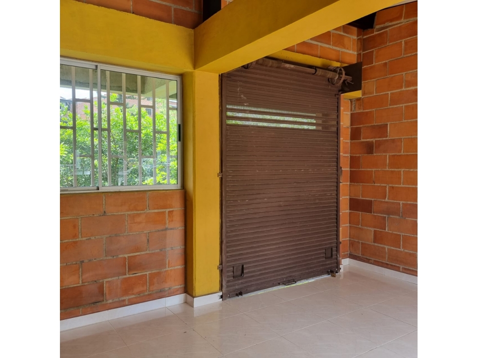 SE ARRIENDA/VENDE LOCAL COMERCIAL EN LA LADERA