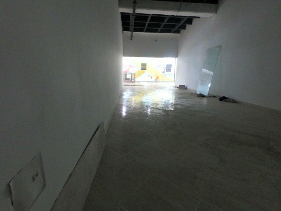 SE ARRIENDA LOCAL PLAZA ARRAYANES EN ITAGUI — foto 4