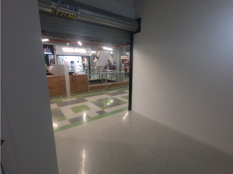 SE ARRIENDA LOCAL COMERCIAL EN EL C.C PLAZA BEILLIN - 2