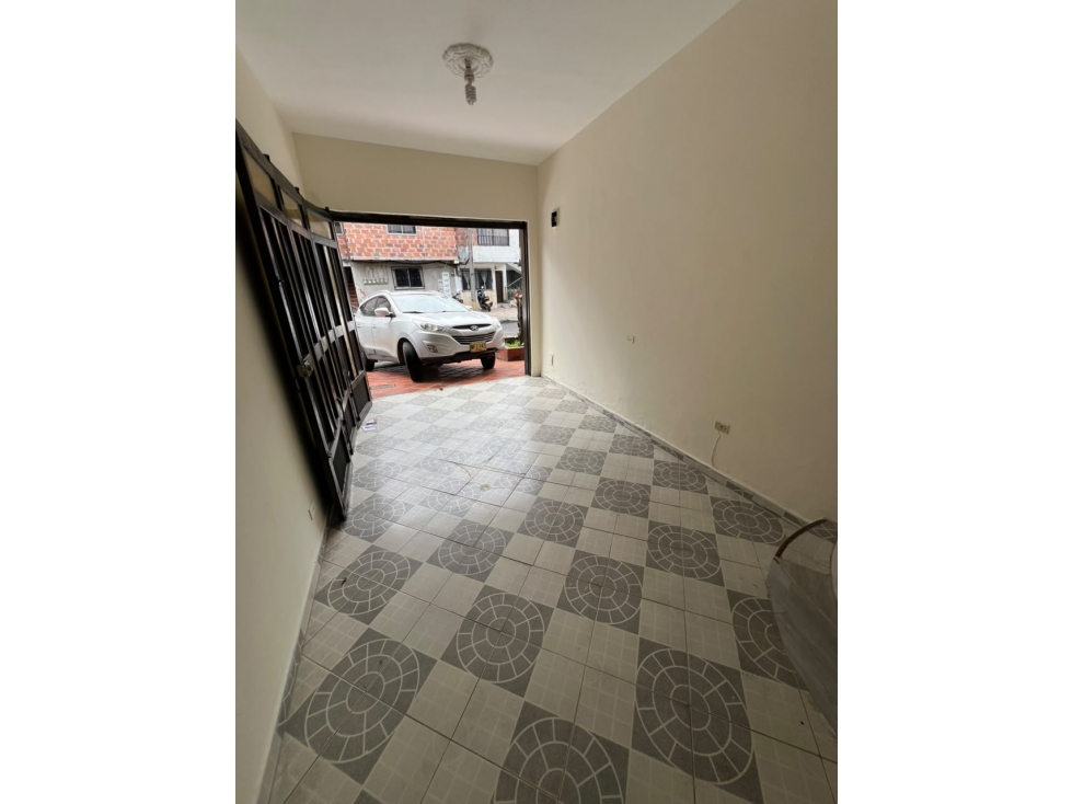 SE VENDE CASA EN CAMPO VALDEZ, MEDELLIN