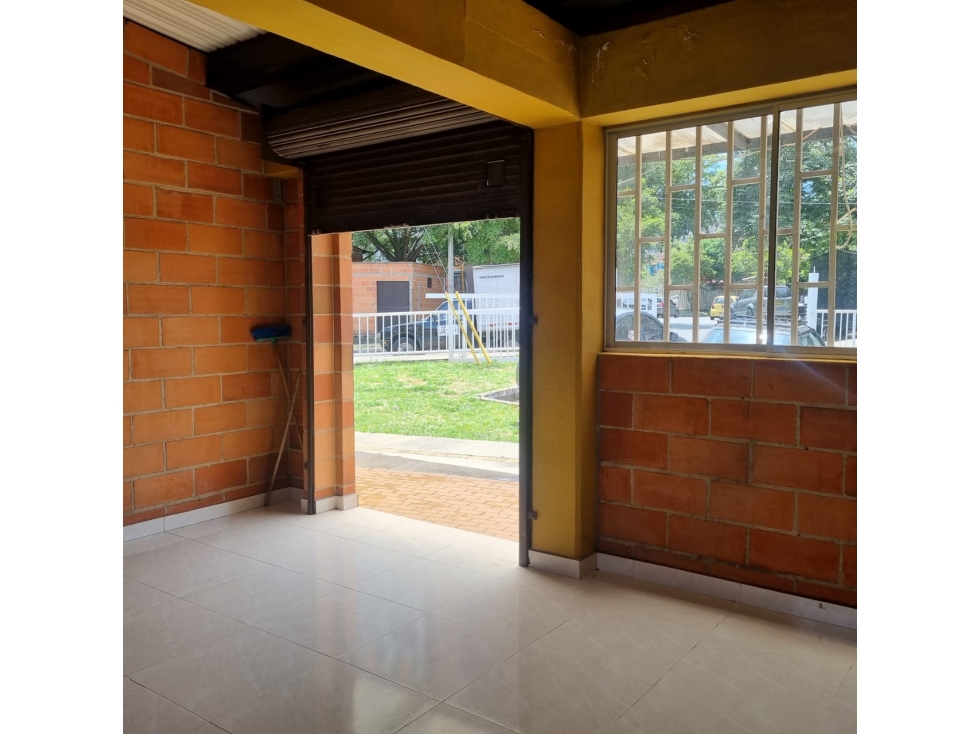 SE ARRIENDA/VENDE LOCAL COMERCIAL EN LA LADERA — foto 3