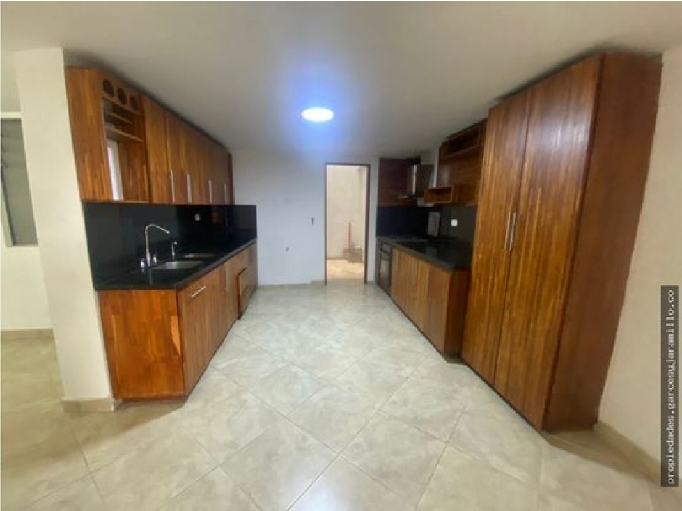 SE VENDE CASA DUPLEX CON LOCAL EN CABAÑAS