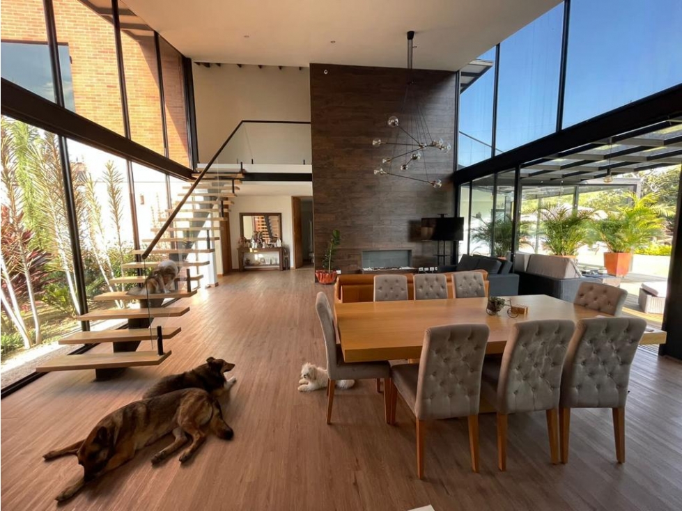 VENTA Espectacular Casa con piscina privada en parcelación/ La Ceja