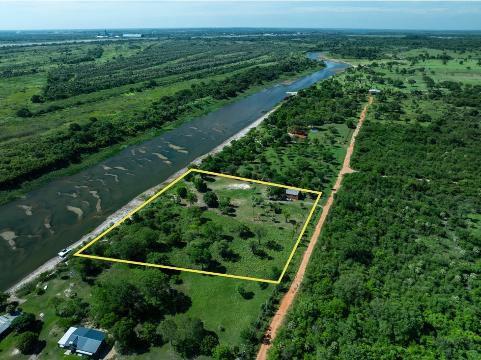 Terreno 10.000 m2 sobre el Rio, Limpio - 2
