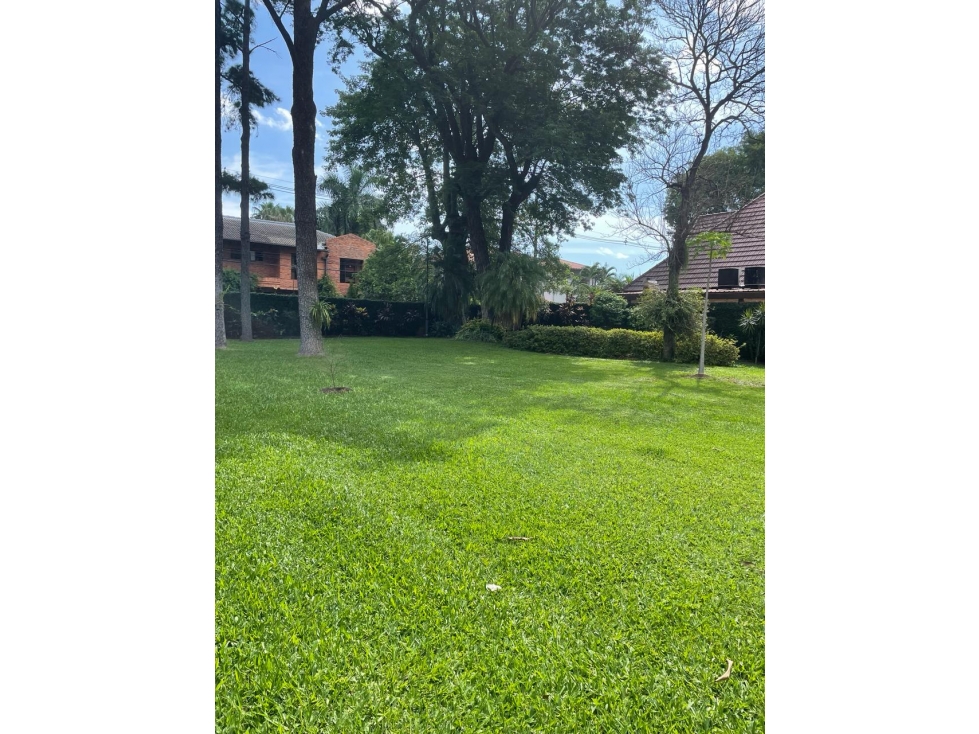 Terreno en Esquina 1.660 m2 Barrio Mariscal Estigarribia - 1