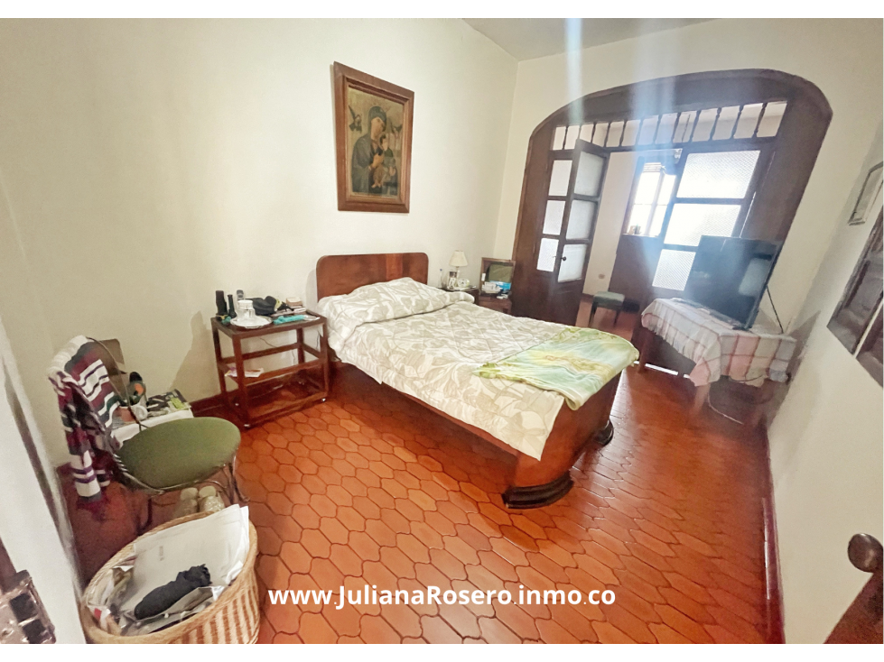 VENDO CASA GRANDE EN EL CENTRO CON 2 APARTAMENTOS Y 1 OFICINA — foto 2