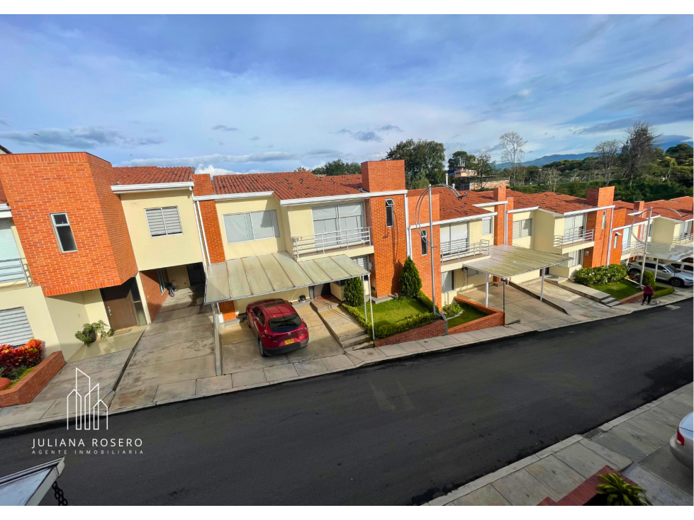 VENDO CASA EN CAMPO ARAGON ESQUINERA