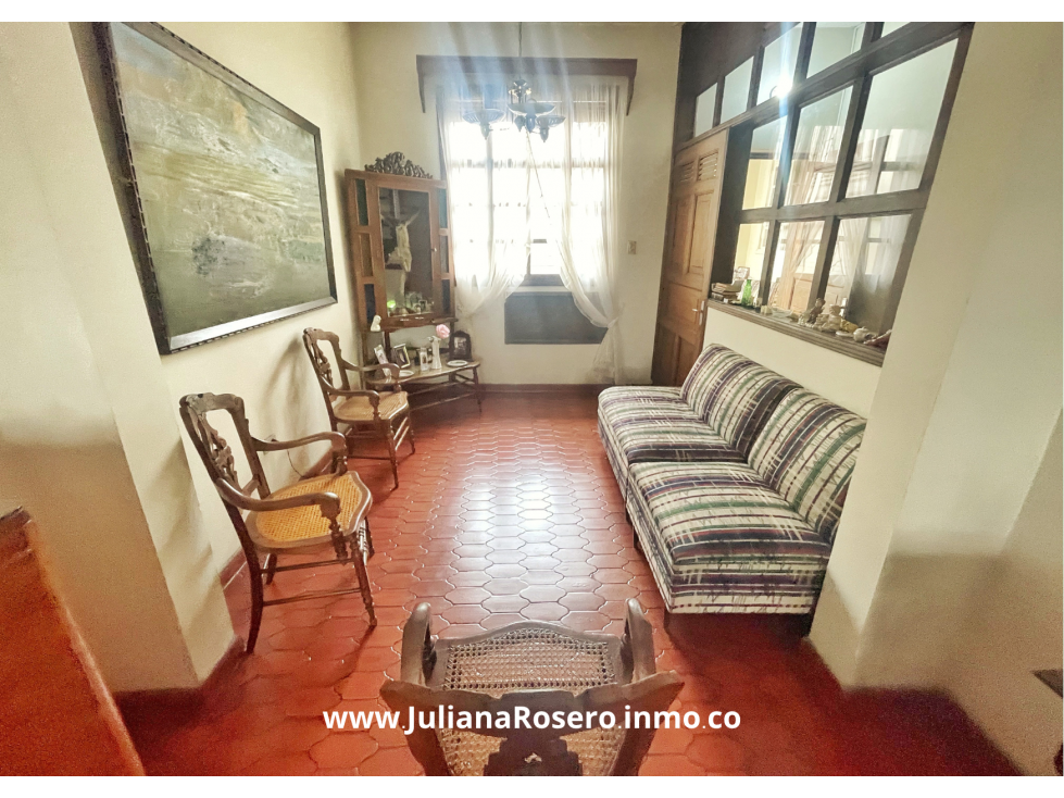 VENDO CASA GRANDE EN EL CENTRO CON 2 APARTAMENTOS Y 1 OFICINA