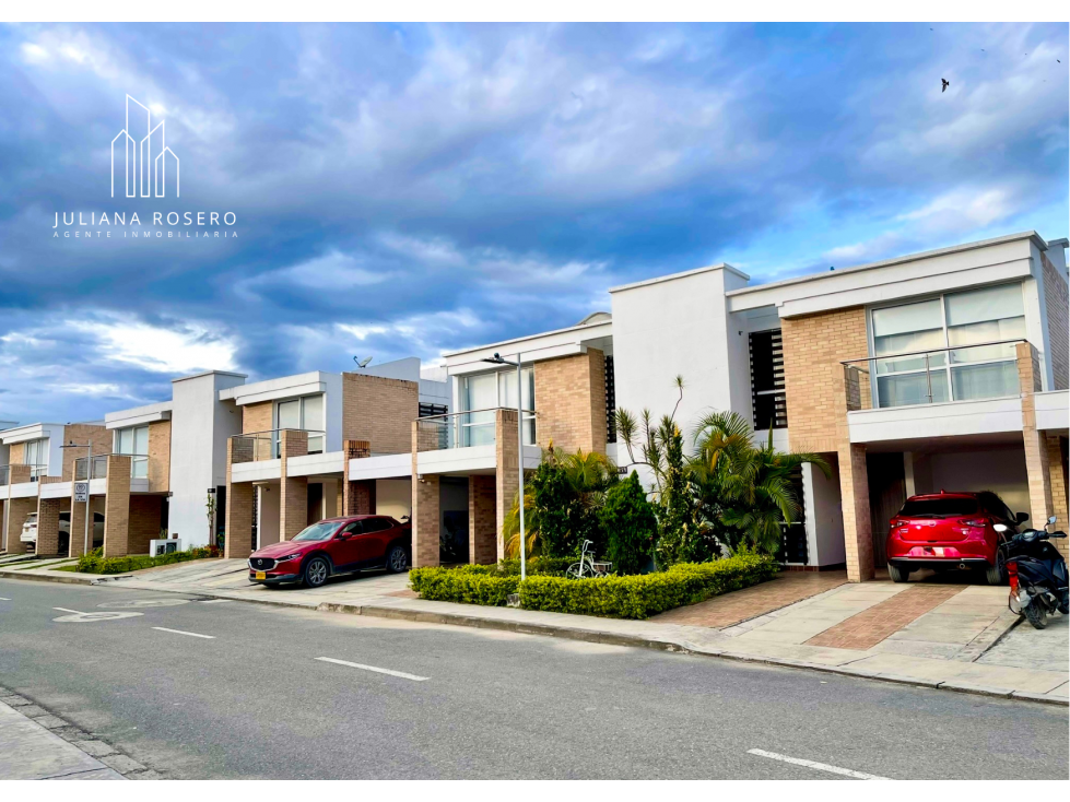 VENDO HERMOSA CASA DE LUJO EN QUINTANAR DE LA PRADERA