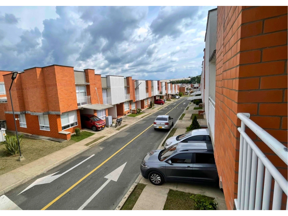 VENDO CASA ESQUINERA EN VERSALLES (SECTOR ALDEA)