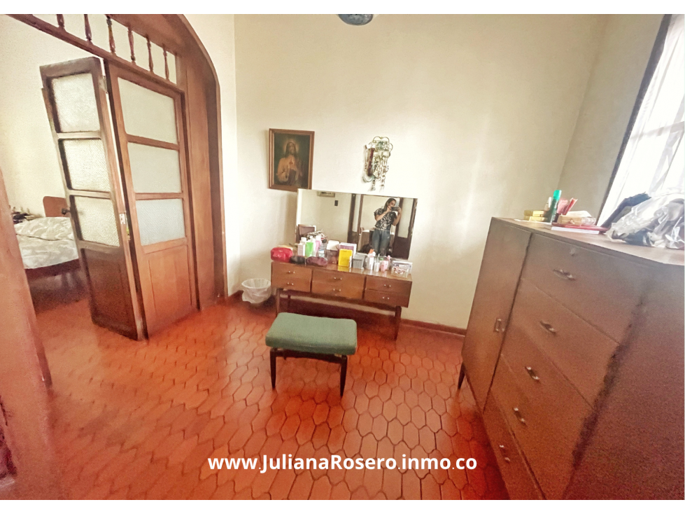 VENDO CASA GRANDE EN EL CENTRO CON 2 APARTAMENTOS Y 1 OFICINA — foto 4