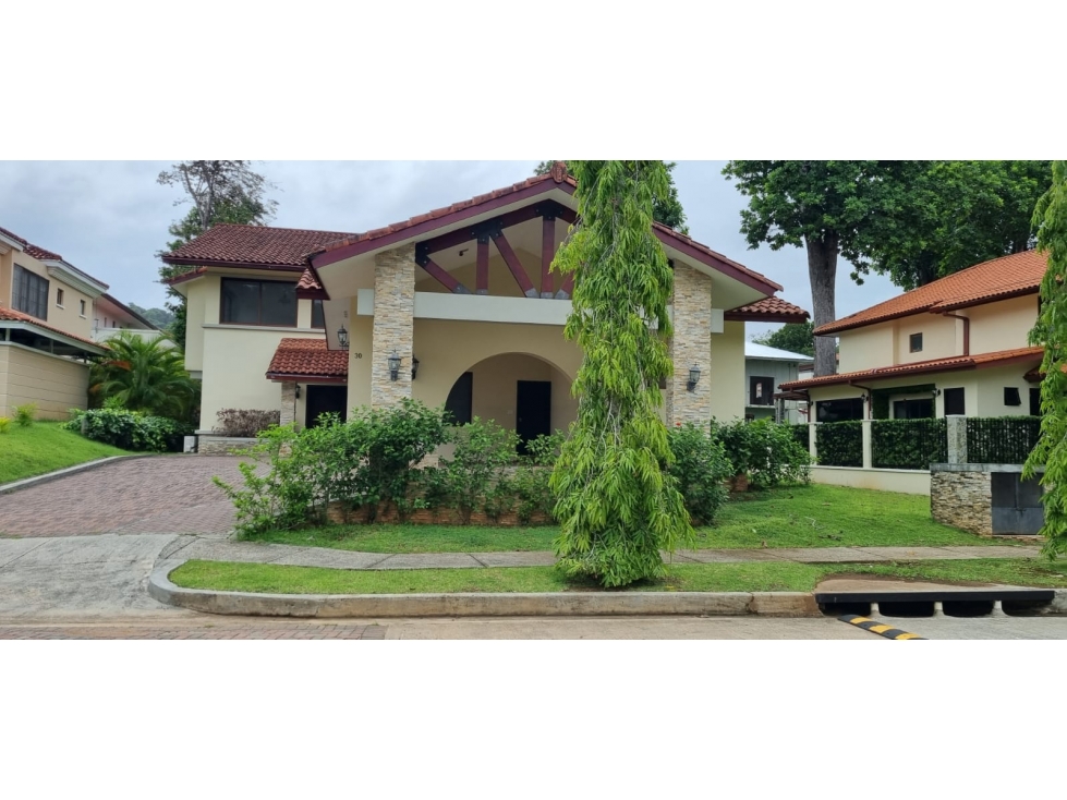 SE VENDE CASA EN PH SENDEROS - CAMINO DE CRUCES - CLAYTON