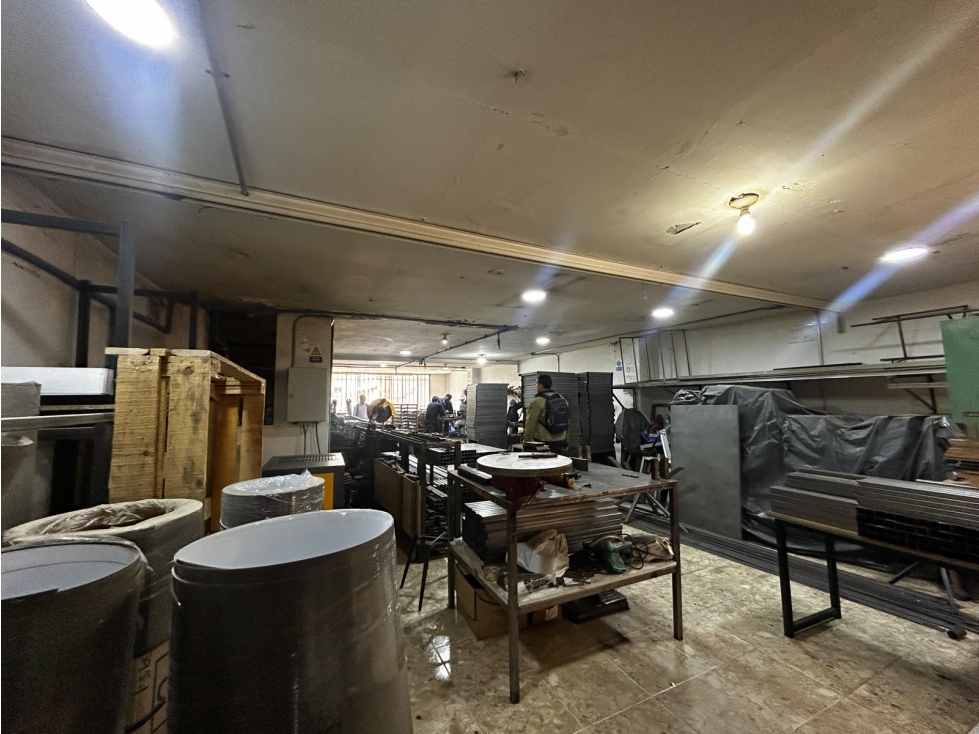 Bodega ubicada en tercer piso en venta en Envigado, cerca al Parque - 1