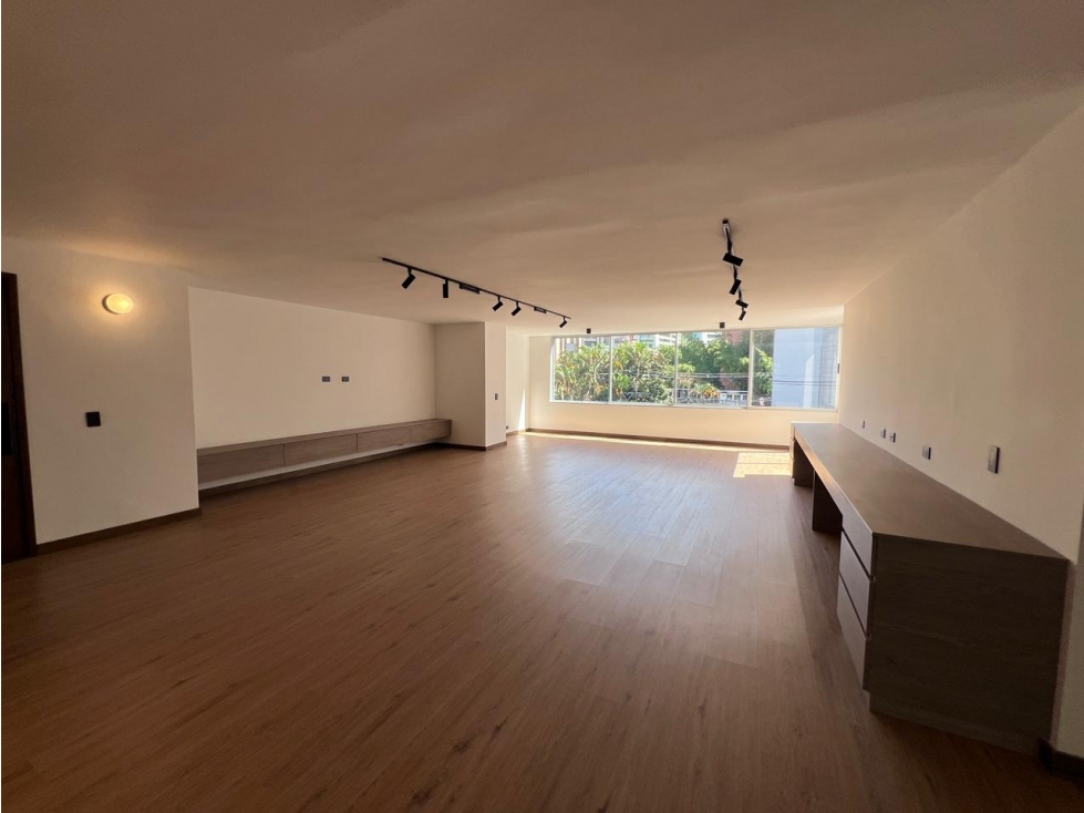 Vendo Apartamento Remodelado en Milla de Oro, 205m2. — foto 3