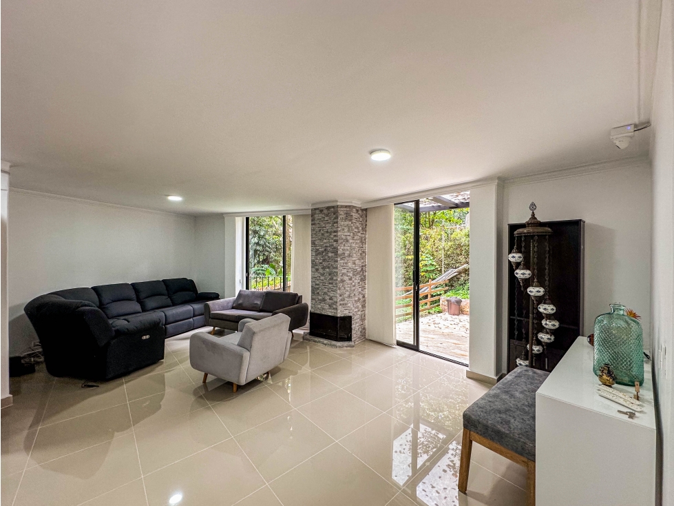CASA EN VENTA DE 3 NIVELES + SÓTANO EN LOS BALSOS EL POBLADO