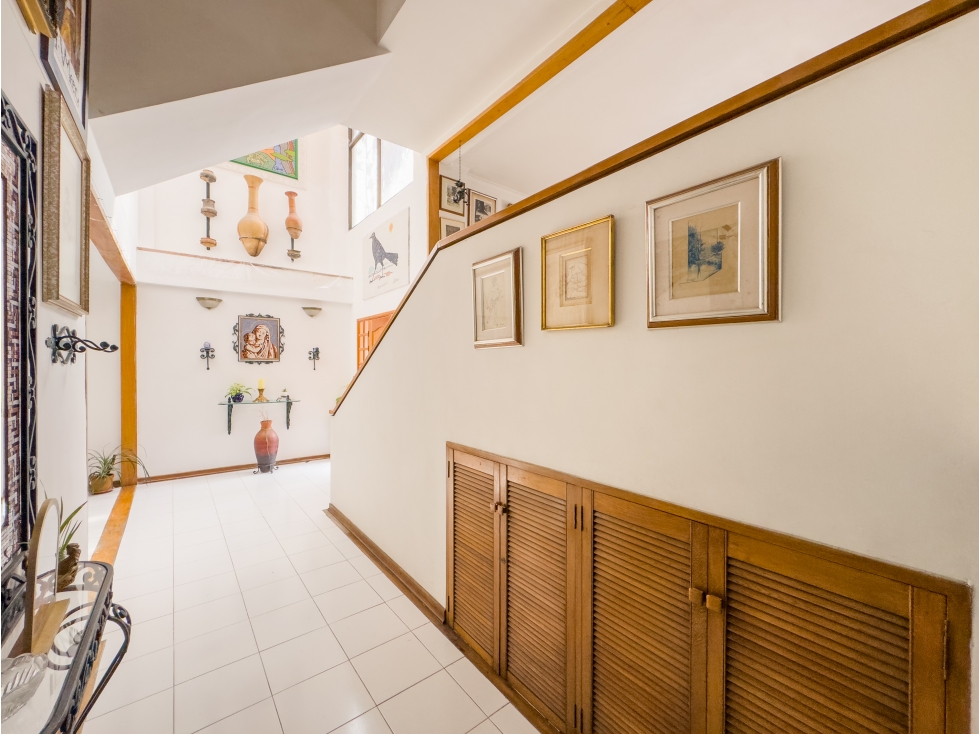 CASA DE 5 NIVELES CON ASCENSOR EN LA LOMA DE LOS GONZALEZ EL POBLADO — foto 3