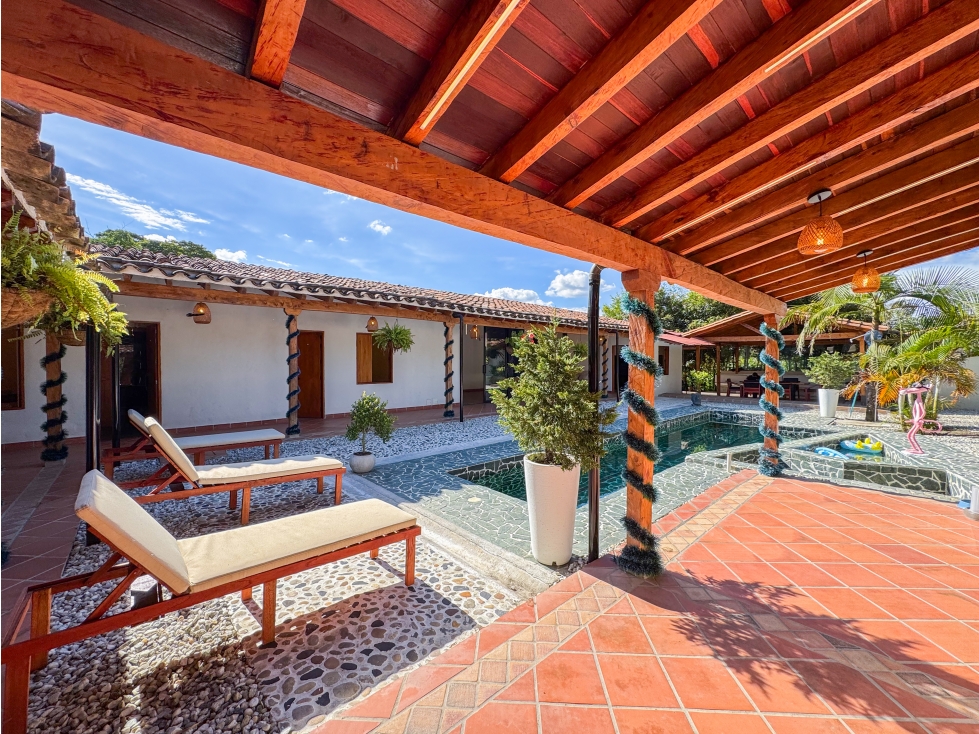 Venta Casa Campestre Independiente de 1 Nivel con Piscina en Marinilla