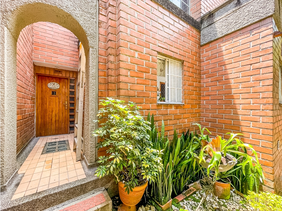 Venta de Amplia Casa en Unidad Cerrada en Castropol Poblado