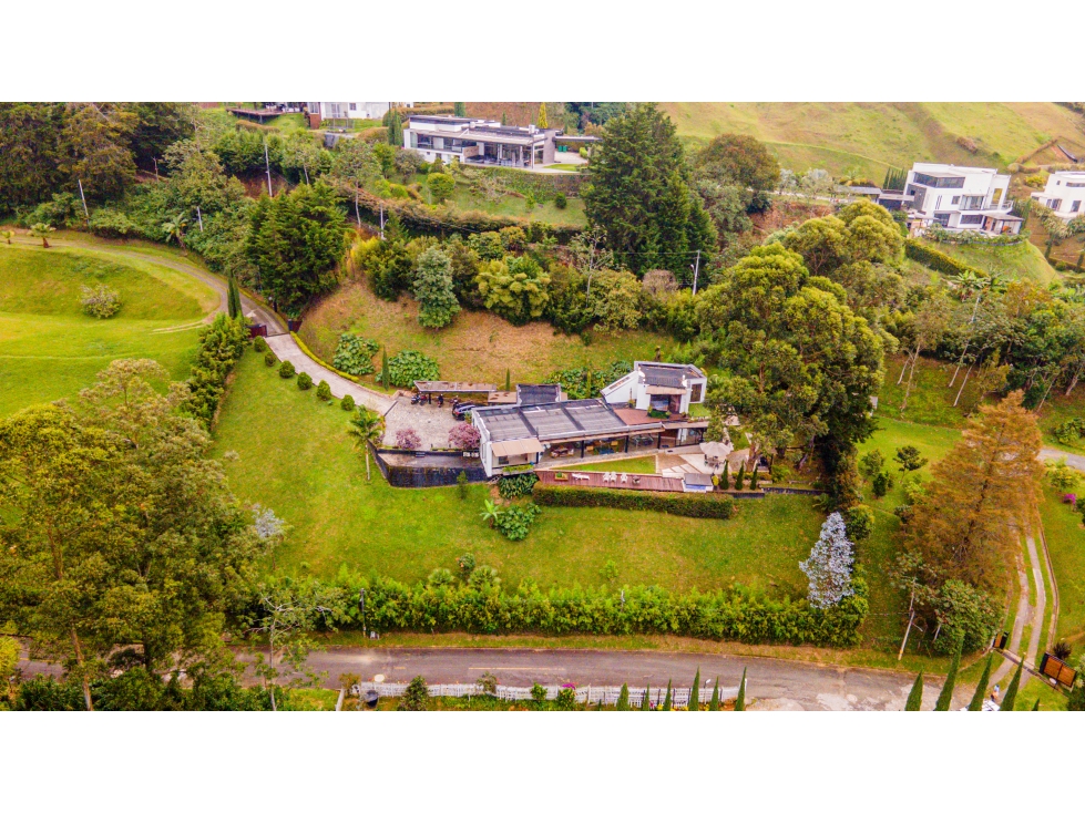 CASA DE DOS NIVELES EN VENTA EN VÍA LAS PALMAS EN PARCELACIÓN CERRADA