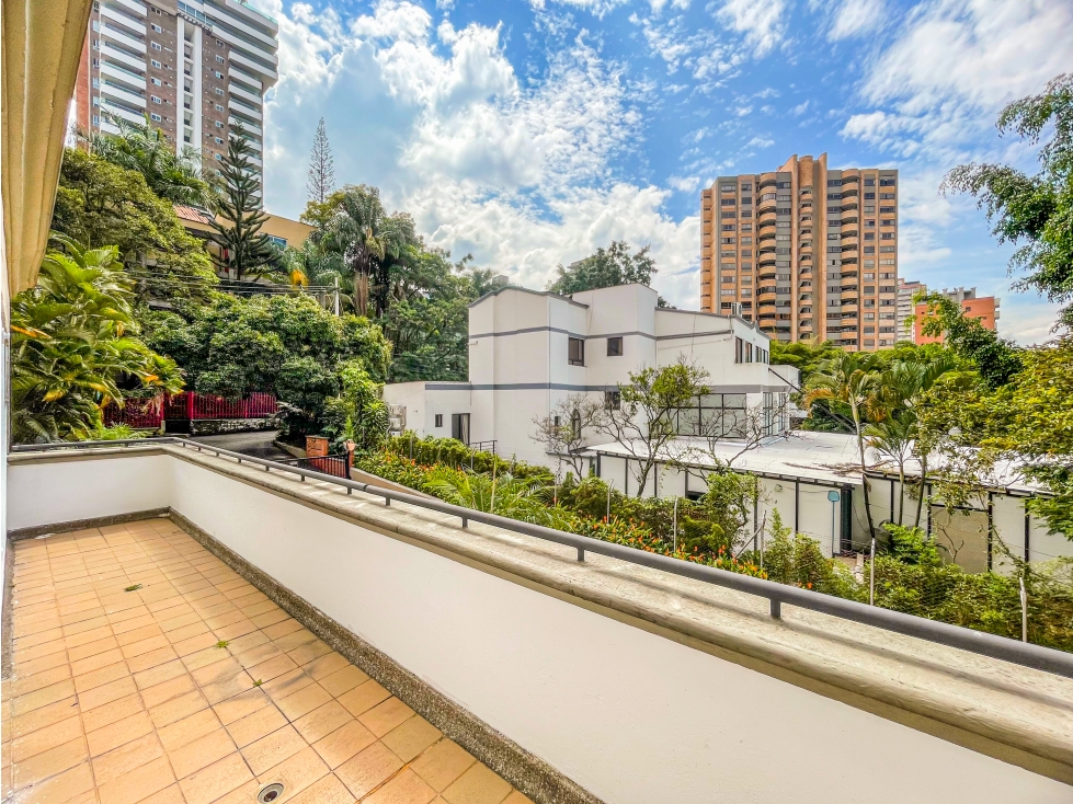 APARTAMENTO EN EL POBLADO CON ASCENSOR PRIVADO IDEAL PARA REMODELAR