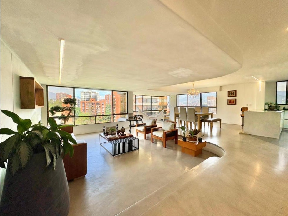 Se vende amplio apartamento remodelado en Los Parra (El Poblado)
