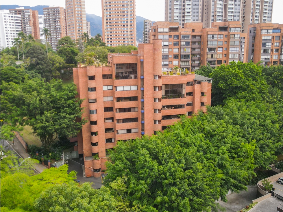 APARTAMENTO DE 241M2 EN LOS BALSOS POBLADO PARA REMODELAR