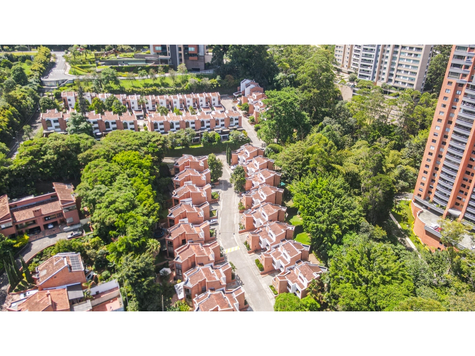 CASA EN VENTA ENTRE NIVELES REMODELADA EN LOS BALSOS EL POBLADO