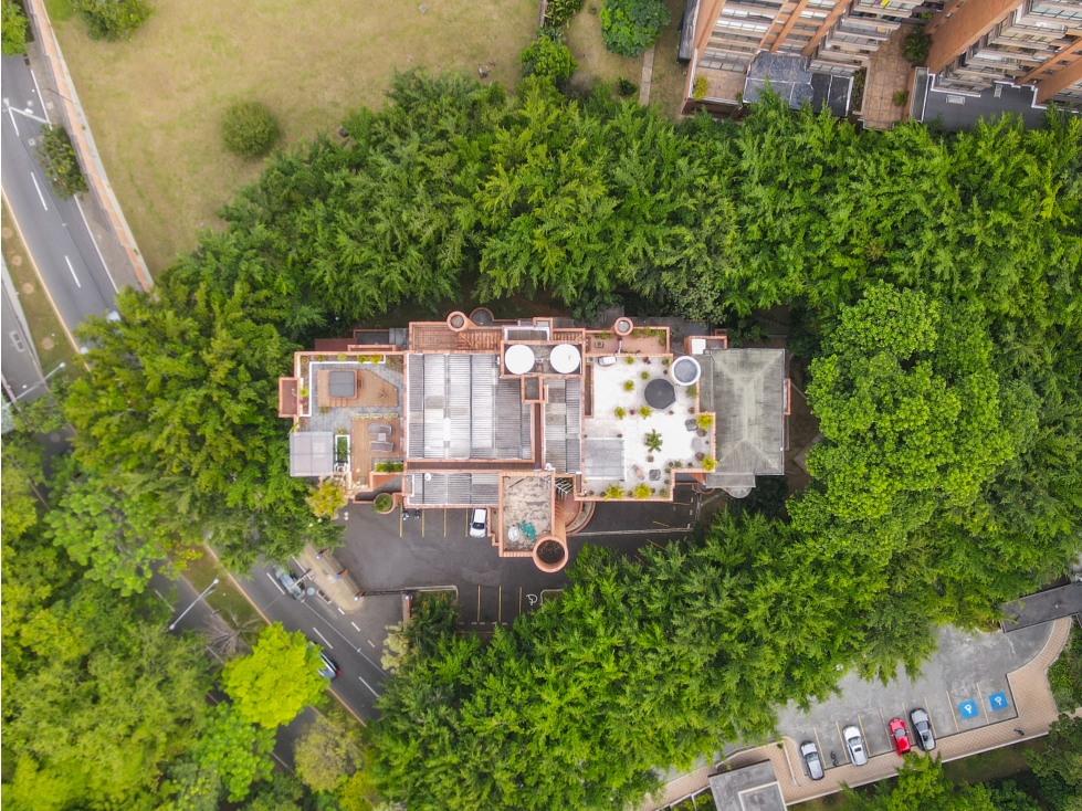 APARTAMENTO DE 241M2 EN LOS BALSOS POBLADO PARA REMODELAR — foto 4